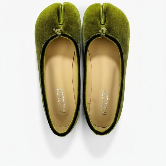 Raboesy Shoes - Ballet Tabi Flats in Olive Green Velvet